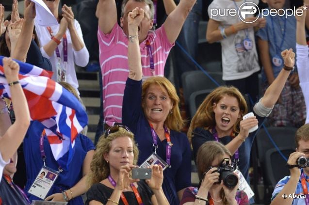 CASA REAL BRITÁNICA - Página 93 911854-les-princesses-beatrice-et-eugenie-637x0-1