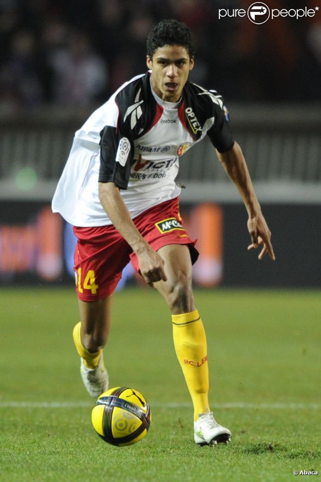 Raphaël Varane, après les Espoirs, passe un premier test en équipe A. Didier Deschamps a dévoilé le 9 août 2012 une liste de joueurs intéressante pour le match amical contre l'Uruguay le 15 août, entre absents obligés et surprises.