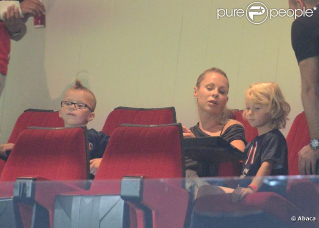 Helena Seger, la compagne de Zlatan Ibrahimovic, et leurs deux fils Maximilian et Vincent étaient présents le 11 août 2012 au Parc des Princes pour voir les débuts du géant suédois sous les couleurs du Paris Saint-Germain, auteur d'un doublé face à Lorient.