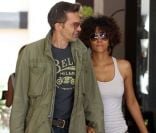Olivier Martinez et Halle Berry se promenant à Los Angeles le 26 mai 2012