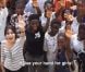 Freida Pinto, ambassadrice de Plan et de sa campagne Because I Am A Girl, lève sa main pour les filles du Sierra Leone.