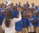 Freida Pinto visite une école au Sierra Leone.