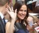 Jennifer Garner signe des autographes avant d'arriver sur le plateau du Late Show à New York, le 14 août 2012