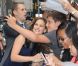 Jennifer Garner arrive sur le plateau du Late Show à New York, le 14 août 2012 - Elle signe des autographes à ses fans