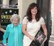 Valerie Bertinelli, accompagnée de Betty White, reçoit son étoile sur le Walk of Fame à Los Angeles, le 22 août 2012.