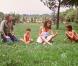 Serge Gainsbourg et Jane Birkin avec leurs enfants, Charlotte et Kate, à Saint-Tropez en 1977.