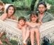 Serge Gainsbourg et Jane Birkin avec leurs enfants, Charlotte et Kate, à Saint-Tropez en 1977.