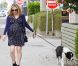 Anna Paquin promène son chien dans les rues de Venice, le 24 août 2012.