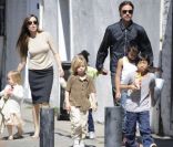 Angelina Jolie et Brad Pitt avec leurs enfants  Maddox, Pax, Zahara, Shiloh, Knox et Vivienne en mars 2011. 