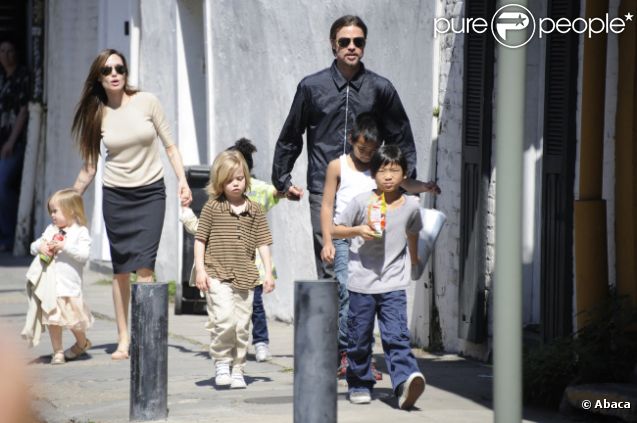 Angelina Jolie et Brad Pitt avec leurs enfants  Maddox, Pax, Zahara, Shiloh, Knox et Vivienne en mars 2011.