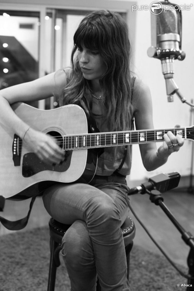 Lou Doillon en studio à Paris pour l'enregistrement de  Places , son premier album, le 13 avril 2012.