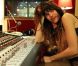 Lou Doillon en studio à Paris pour l'enregistrement de  Places , son premier album, le 13 avril 2012.