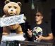 JoeyStarr dans les studios pour enregistrer la voix de l'ours Ted.