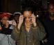 Arrivée perturbée à Gare du Nord pour Rihanna, suivie par une horde de fans et de photographes.