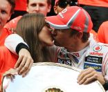 Jenson Button : Baiser fougueux de sa belle Jessica Michibata après sa victoire