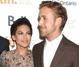 Les amoureux Eva Mendes et Ryan Gosling lors de la présentation au Festival du film international de Toronto de The Place Beyond the Pines le 7 septembre 2012