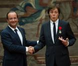 Paul McCartney décoré de la Legion d'Honneur par le président français François Hollande à L'Elysée le 8 septembre 2012 à Paris