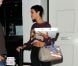 Avec une pizza, Rihanna sort du studio d'enregistrement à Londres le 8 septembre 2012