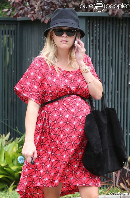 La comédienne Reese Witherspoon, enceinte, se balade dans les rues de Brentwood, le 11 septembre 2012