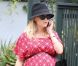Reese Witherspoon, enceinte et au téléphone, se balade dans les rues de Brentwood, le 11 septembre 2012