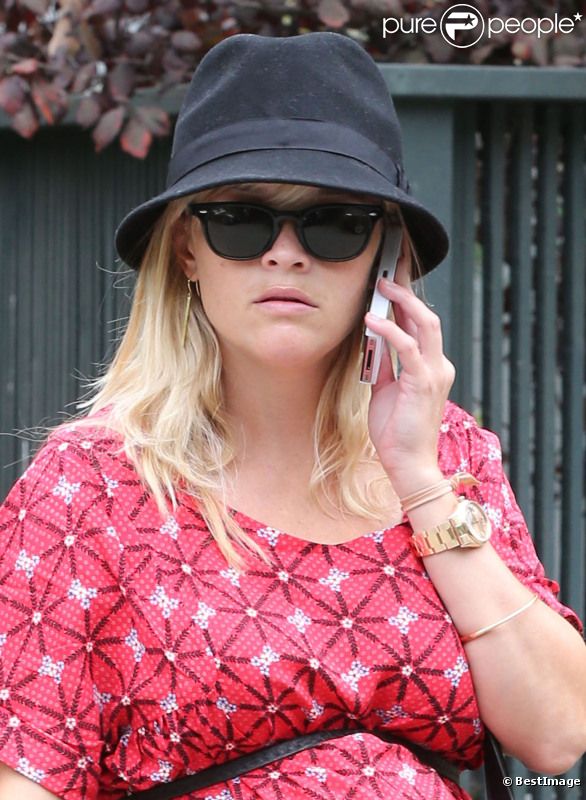 L'actrice Reese Witherspoon, enceinte, se balade dans les rues de Brentwood, le 11 septembre 2012