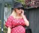 Reese Witherspoon, enceinte, se balade dans les rues de Brentwood, le 11 septembre 2012