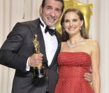 Jean Dujardin et Natalie Portman qui vient de lui remettre le César de Meilleur acteur lors des Oscars 2012