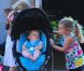 La petite Seraphina s'occupe de son petit frère Samuel à Santa Monica le 16 septembre 2012, Los Angeles