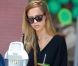 Jessica Alba arrive à l'association Baby2Baby à Los Angeles pour faire don de quelques affaires pour enfants et bébés. Le 18 septembre 2012