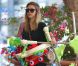 Jessica Alba arrive à l'association Baby2Baby à Los Angeles pour faire don de quelques affaires pour enfants et bébés. Le 18 septembre 2012