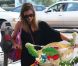 Jessica Alba, les bras chargés, arrive à l'association Baby2Baby à Los Angeles pour faire don de quelques affaires pour enfants et bébés. Le 18 septembre 2012