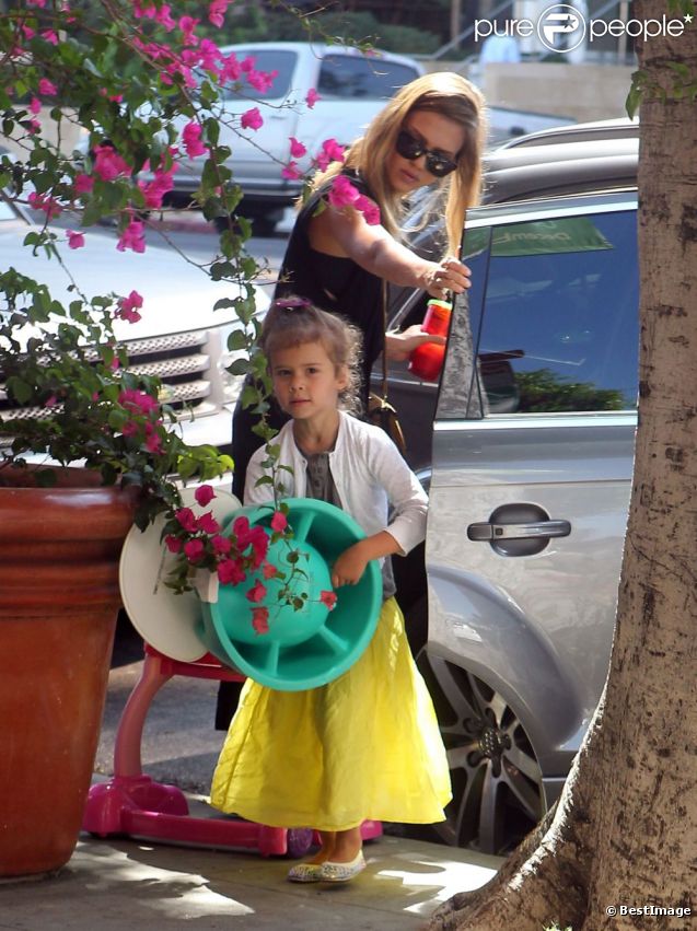 Jessica Alba arrive à l'association Baby2Baby à Los Angeles pour faire don de quelques affaires pour enfants et bébés. Le 18 septembre 2012