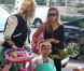 Journée chargée pour Jessica Alba qui arrive à l'association Baby2Baby à Los Angeles pour faire don de quelques affaires pour enfants et bébés. Le 18 septembre 2012