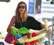Jessica Alba arrive à l'association Baby2Baby à Los Angeles pour faire don de quelques affaires pour enfants et bébés. Le 18 septembre 2012