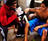 Snoop Dogg en train de fumer un bong avec son fils Corde Calvin Broadus - septembre 2012.
