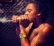  Le fils de Snoop Dogg, Corde Calvin Broadus, fumant un bong.   