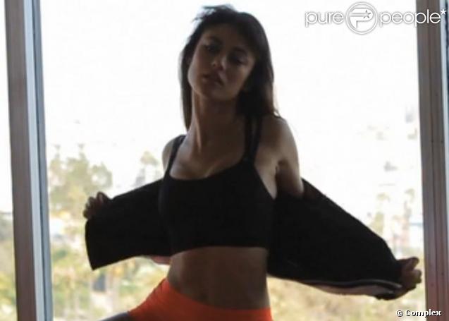 Olga Kurylenko, sexy et ultra souple sur son shooting pour le magazine Complex.
