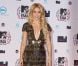 Une tenue plus sage pour Shakira, qui porte à merveille le décolleté plongeant et qui a décidé de porter une robe un peu moins courte.