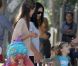 Alessandra Ambrosio et sa fille Anja s'accordent un moment de détente entre filles dans un parc de Los Angeles après l'école. Le 19 septembre 2012
