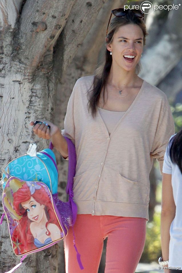 Alessandra Ambrosio et sa fille Anja s'accordent un moment de détente entre filles dans un parc de Los Angeles. Le 19 septembre 2012
