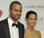  Tony Parker et sa compagne Axelle, amoureux et élégants, lors de la première édition du gala de charité "Monaco par coeur" au profit des associations Jeune J'écoute er CéKeDuBonheur à Monaco, le 22 septembre 2012 