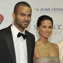 <p>Tony Parker et sa compagne Axelle, amoureux et élégants, lors de la première édition du gala de charité "Monaco par coeur" au profit des associations Jeune J'écoute er CéKeDuBonheur à Monaco, le 22 septembre 2012</p>