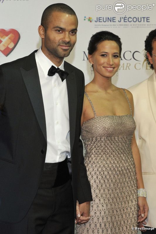 Tony Parker et sa compagne Axelle, amoureux et élégants, lors de la première édition du gala de charité "Monaco par coeur" au profit des associations Jeune J'écoute er CéKeDuBonheur à Monaco, le 22 septembre 2012