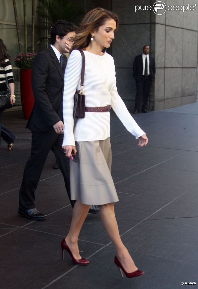 CASA REAL JORDANA - Página 63 942091-queen-rania-of-jordan-leaves-her-hotel-637x0-2