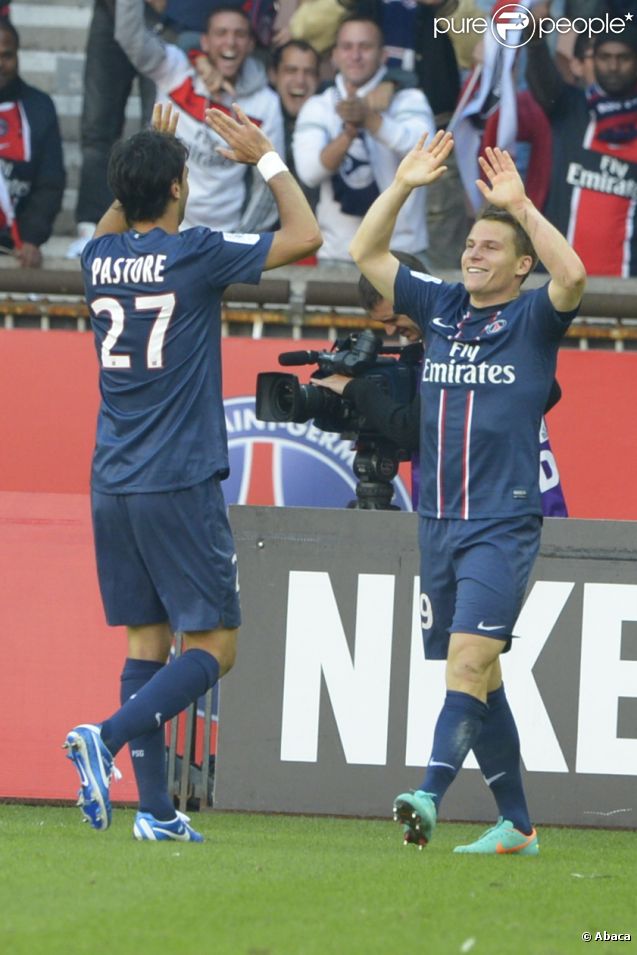 Kévin Gameiro remercie son passeur Javier Pastore après son premier but face à Sochaux. Paris, le 29 septembre 2012.