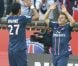 Kévin Gameiro remercie son passeur Javier Pastore après son premier but face à Sochaux. Paris, le 29 septembre 2012.
