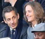Nicolas Sarkozy et son fils Pierre, attentifs dans les gradins du Parc des Princes, assistent à la victoire du Paris Saint-Germain face à Sochaux. Paris, le 29 septembre 2012.
