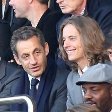 Nicolas Sarkozy et son fils Pierre, attentifs dans les gradins du Parc des Princes, assistent à la victoire du Paris Saint-Germain face à Sochaux. Paris, le 29 septembre 2012.