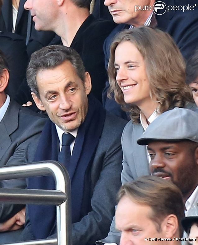 Nicolas Sarkozy et son fils Pierre, attentifs dans les gradins du Parc des Princes, assistent à la victoire du Paris Saint-Germain face à Sochaux. Paris, le 29 septembre 2012.