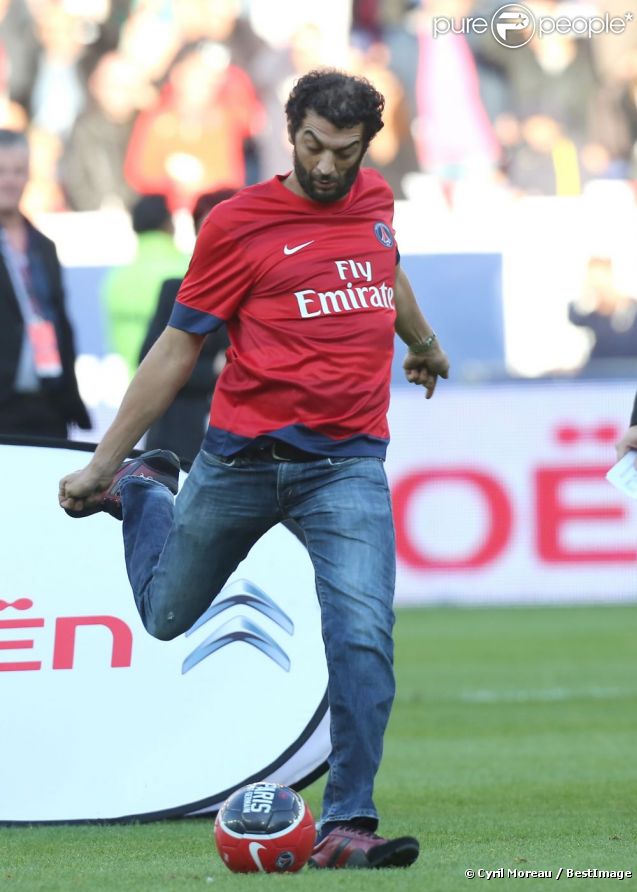 Ramzy Bédia s'éclate sur la pelouse du Parc des Princes avant la rencontre PSG-Sochaux. Paris, le 29 septembre 2012.
